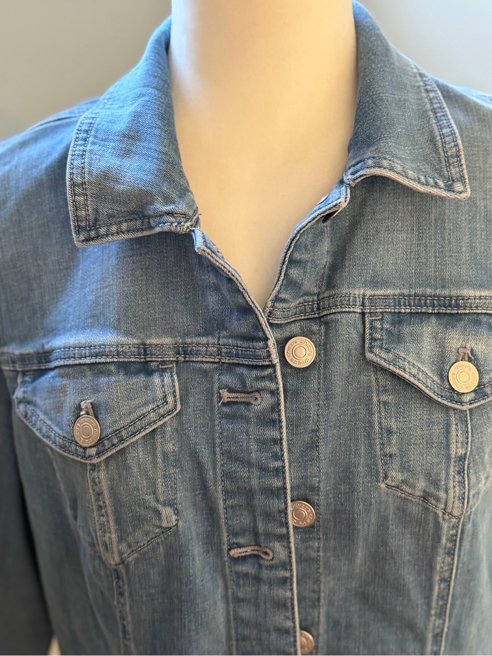 Chico’s Light Wash Denim Jacket Raw Hem Stretch Button Front Size 1 - Picture 4 of 6
